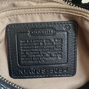 Couch black Hampton pebble leather.